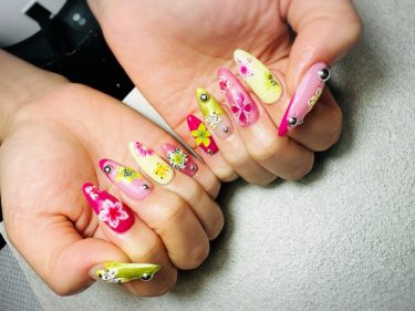 3Dフラワーのトロピカルネイル